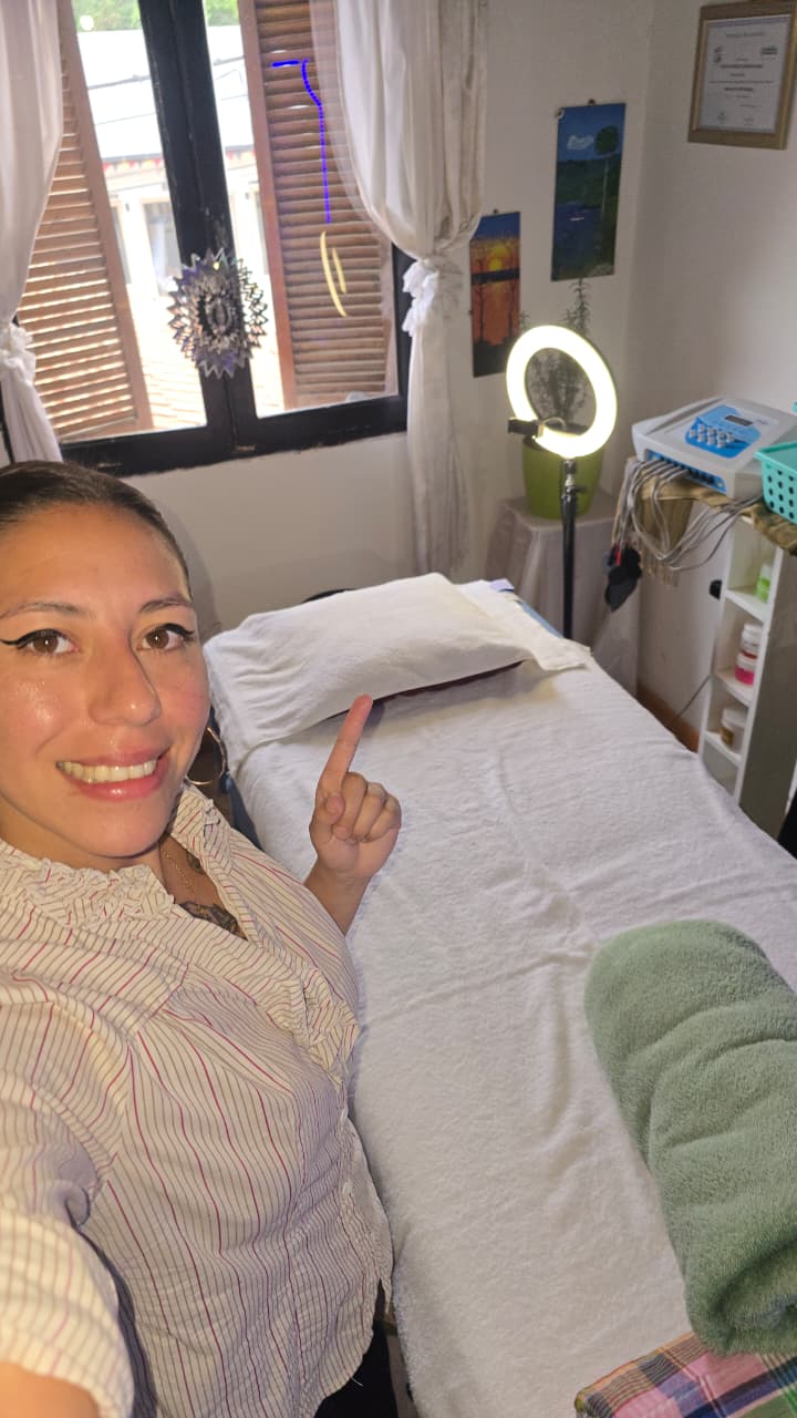 Florencia Delgado en su estudio Relax & Enjoy en Villa General Belgrano